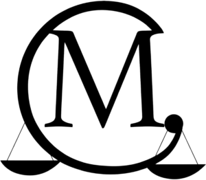 Símbolo preto da balança estilizada com a letra 'M' ao centro, parte do logo da Dra. Marcela Camargo.
