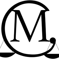 Símbolo preto da balança estilizada com a letra 'M' ao centro, parte do logo da Dra. Marcela Camargo.